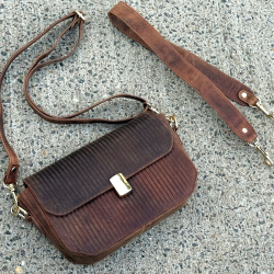 Santiago skuldertaske med to remme - Hunter brun bøffelskind - Leather design  - Freja skind