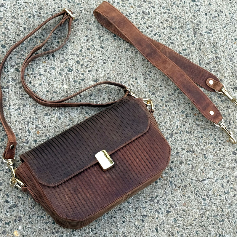 Santiago skuldertaske med to remme - Hunter brun bøffelskind - Leather design  - Freja skind