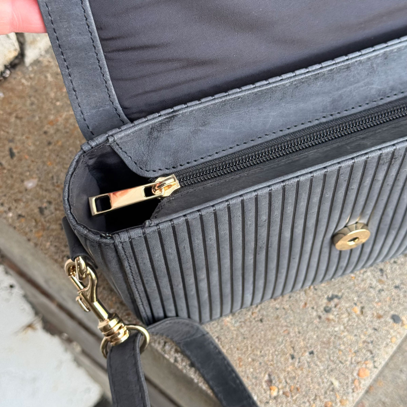 Juliana skuldertaske med to remme - sort bøffelskind - Leather design  - Freja skind