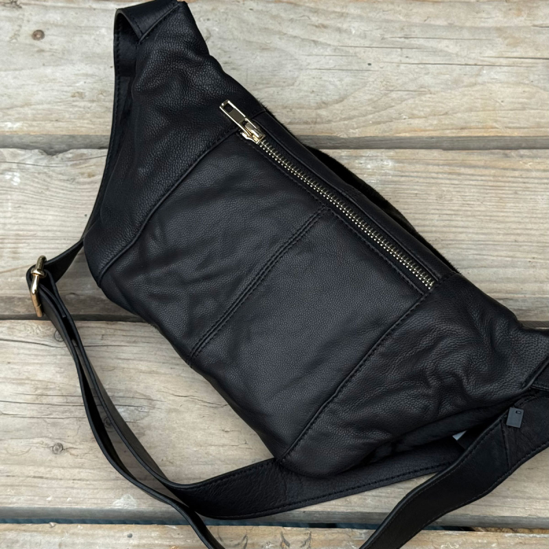 Sort Silja bumbag med kopels på front - Freja skind