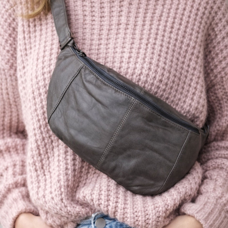 Silja stor bumbag i grå lammeskind från Freja Skind