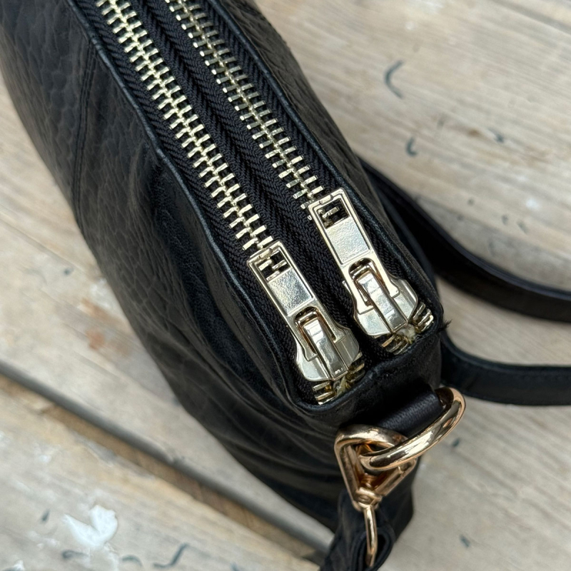 Liva skuldertaske i crocopræget skind - orchid