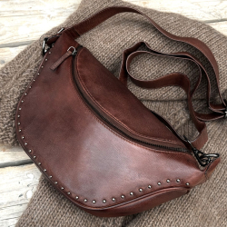 Jennifer bumbag i brun skind med nitter - Orchid