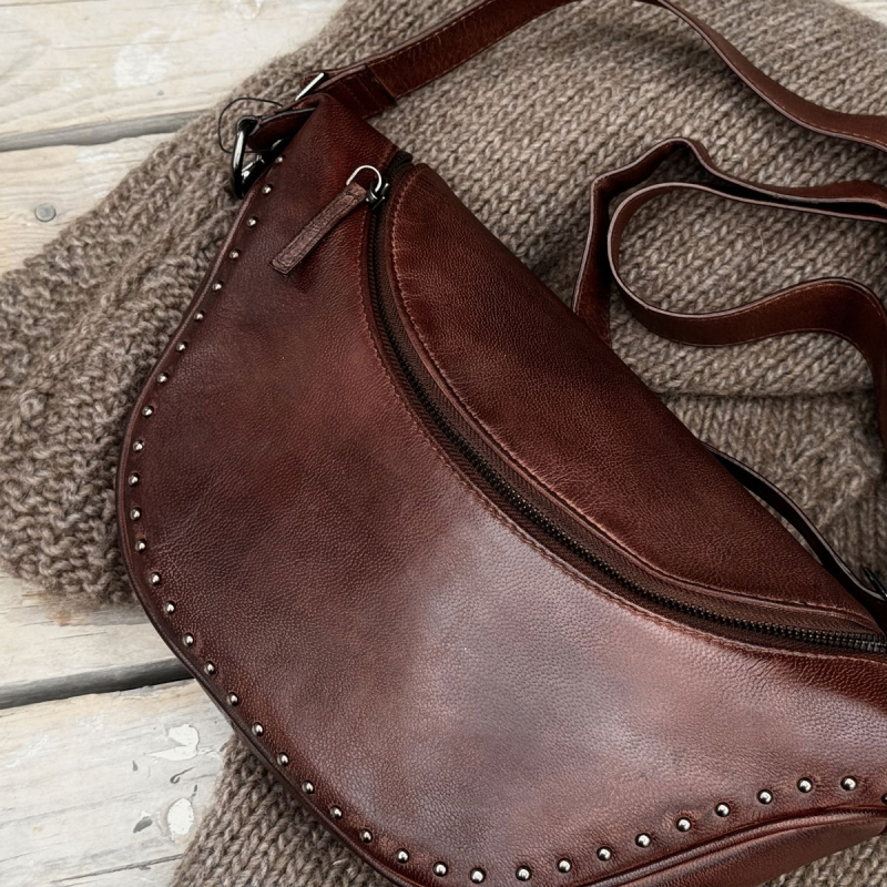 Smart bumbag i brun skind med nitter - Orchid