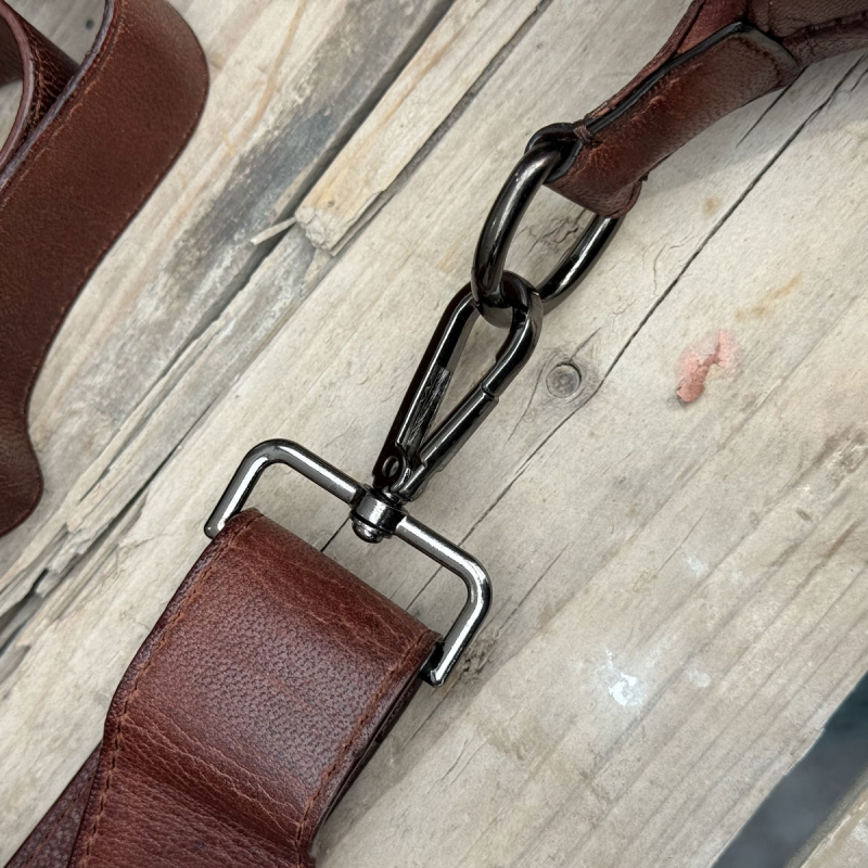 Jennifer skuldertaske i brun skind med nitter - Orchid