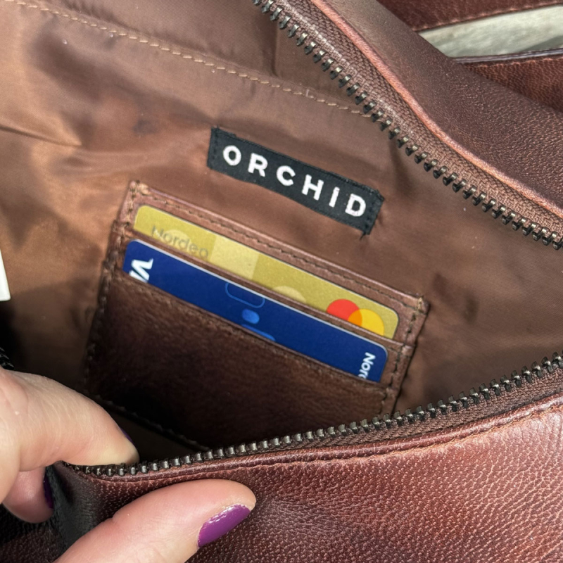 Jennifer midjeväska i brunt skinn med nitar - Orchid