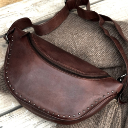 Jennifer skuldertaske i brun skind med nitter - Orchid