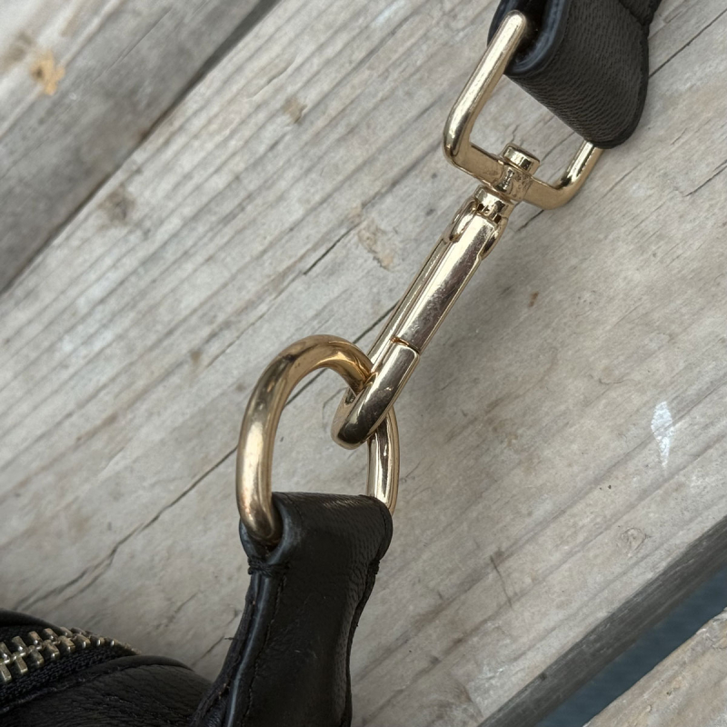 Jennifer bumbag i svart skinn med nitar – Orchid
