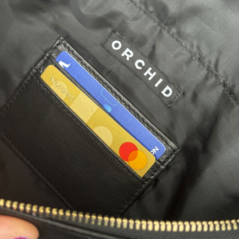 Jennifer bumbag i svart skinn med nitar – Orchid