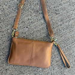 Camel farvet Marilyn skuldertaske / clutch i skind - just d lux