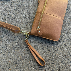 Camel farvet Marilyn skuldertaske / clutch i skind - just d lux