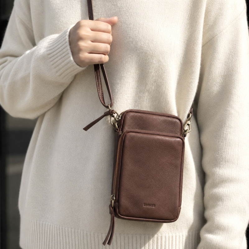 Gaia mobiltaske i blød brun kalveskind - Treats - 282450