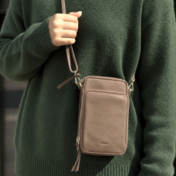 Gaia mobiltaske i blød sort kalveskind - Treats - 282450