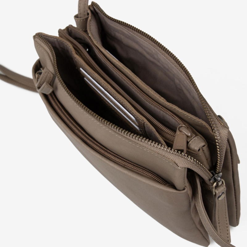Smart clutch - Crossbody-väska i mjukt pinefärgat kalvskinn - Treats