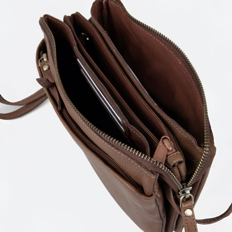 Smart clutch - Crossbody-väska i mjukt brunt kalvskinn - Treats