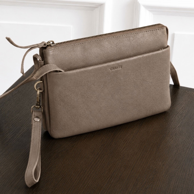 Smart clutch - Crossbody-väska i mjukt pinefärgat kalvskinn - Treats