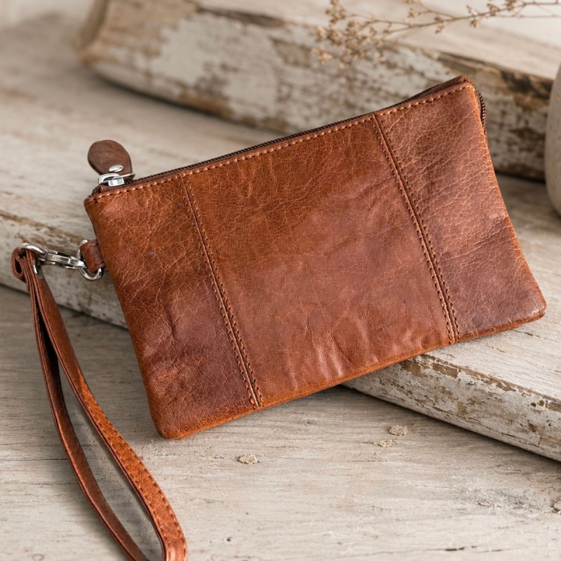 Anita clutch med aft. håndledsrem - Cognac bøffellæder - Freja skind