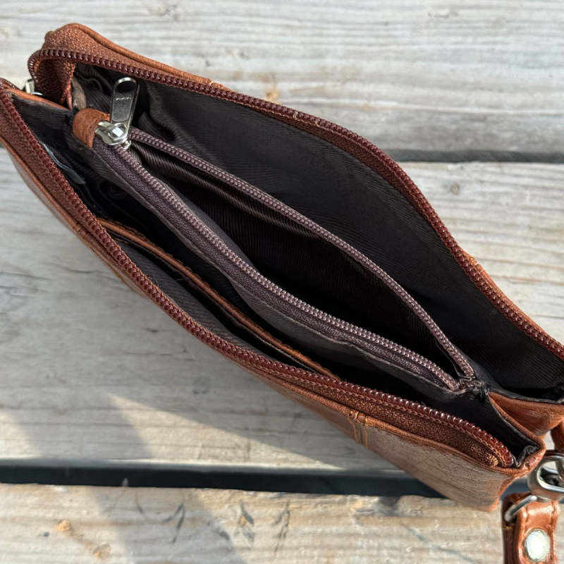 Anita clutch med aft. håndledsrem - Cognac bøffellæder - Freja skind