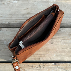 Clutch med aft håndledsrem - patineret cognac bøffellæder - Freja skind