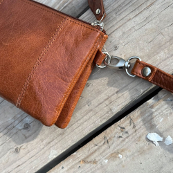 Anita clutch med aft. håndledsrem - Cognac bøffellæder - Freja skind