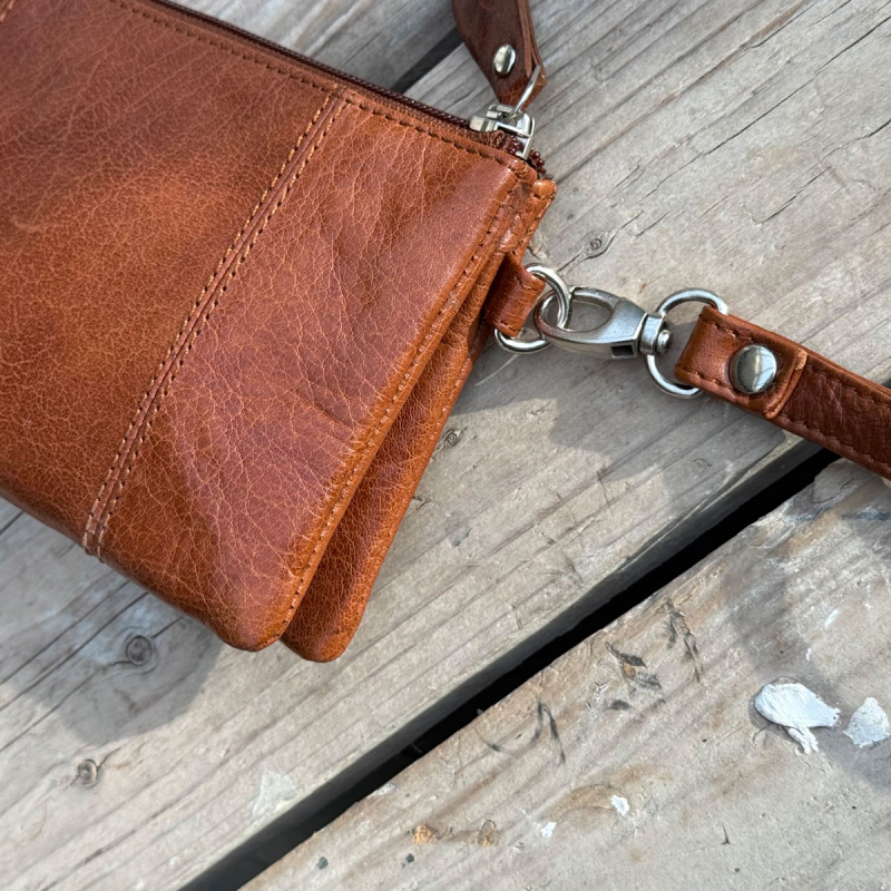 Anita clutch med aft. håndledsrem - Cognac bøffellæder - Freja skind