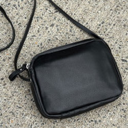 Sort Treats Sigrid crossbody väska i kalvskinn