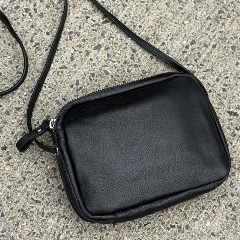 sort Treats crossbody  taske - Sigrid - Tilbud-280850