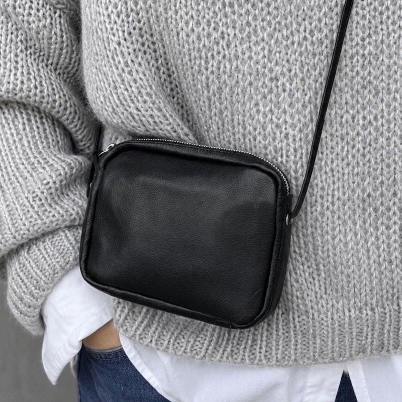 Svart Treats crossbody väska - Sigrid crossbody väska - Kalvskinn