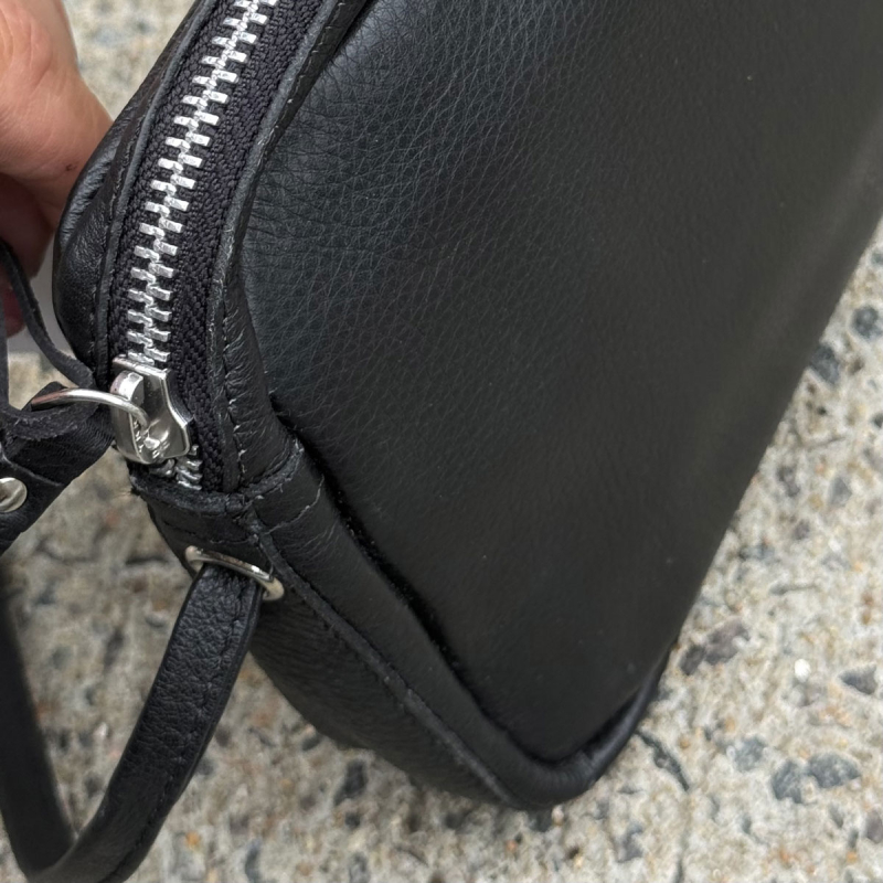Svart Treats crossbody väska - Sigrid crossbody väska - Kalvskinn