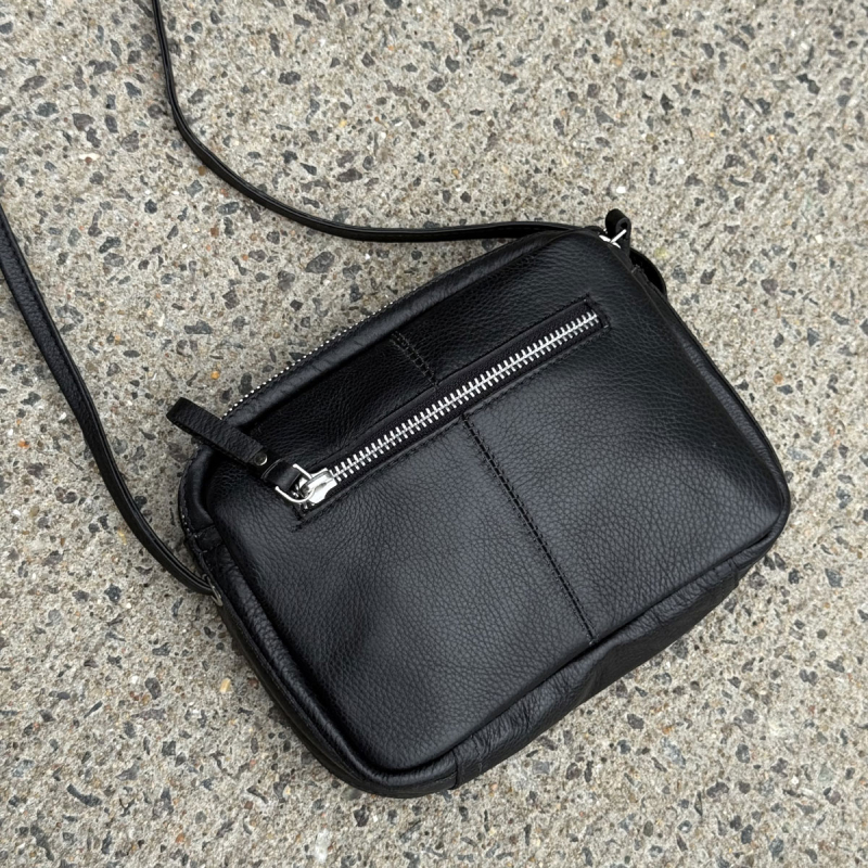 Svart Treats crossbody väska - Sigrid crossbody väska - Kalvskinn