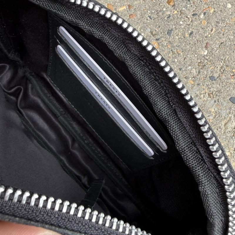 Svart Treats crossbody väska - Sigrid crossbody väska - Kalvskinn