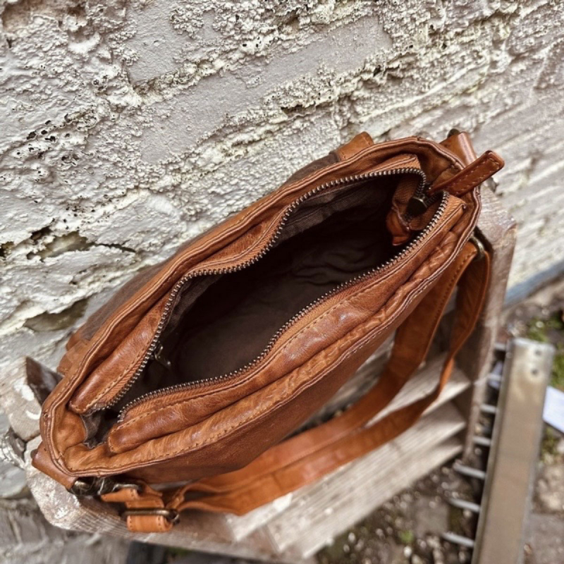 Salida crossbody-väska i cognac-buffel med retrolook för dam