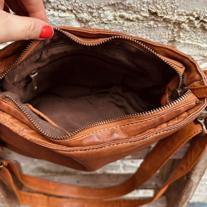 Salida crossbody-väska i cognac-buffel med retrolook för dam