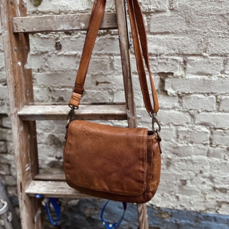 Salida crossbody-väska i cognac-buffel med retrolook för dam
