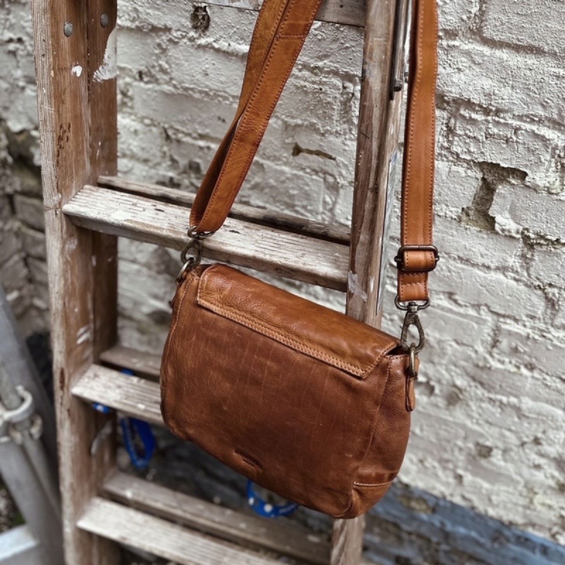 Salida crossbody-väska i cognac-buffel med retrolook för dam