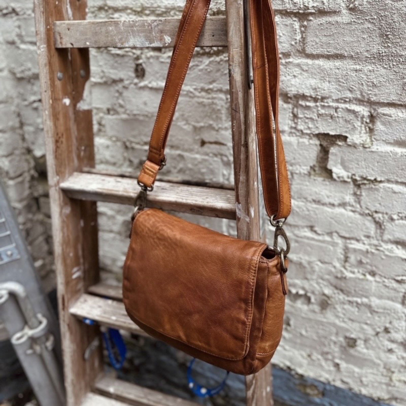 Salida crossbody-väska i cognac-buffel med retrolook för dam