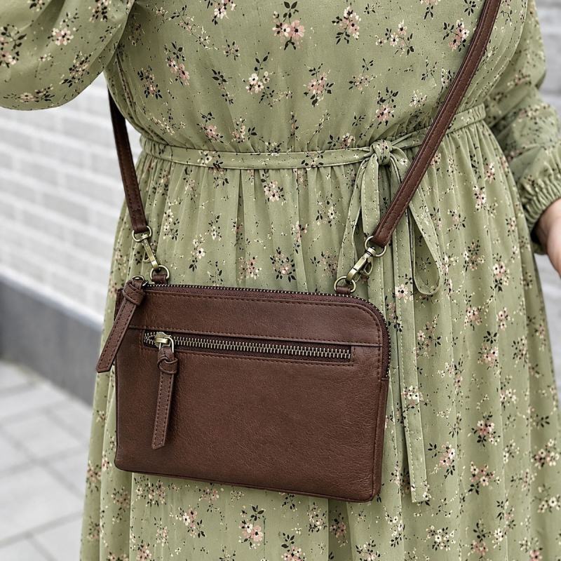 Nanna crossbody-mobilväska - Mjukt brunt skinn - Treats