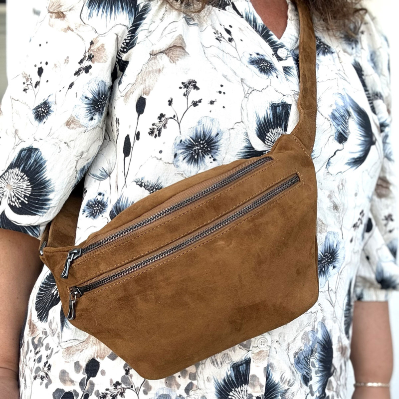 Sarah suede bumbag i cognac ruskind - Freja skind