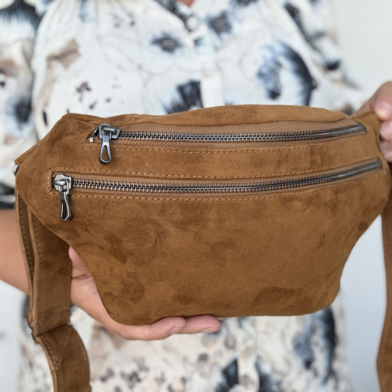 Sarah suede bumbag i cognac ruskind - Freja skind
