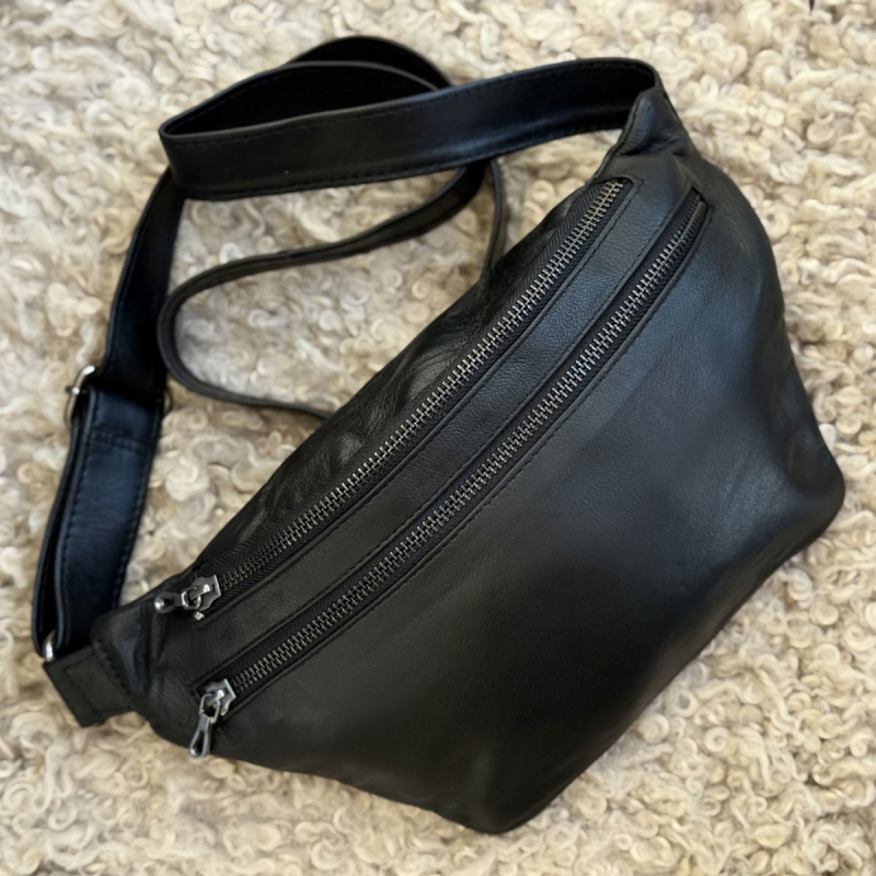 Sort Sarah bumbag af blød lammeskind - Freja skind
