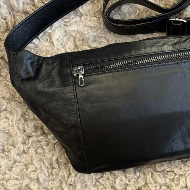 Sort Sarah bumbag af blød lammeskind - Freja skind