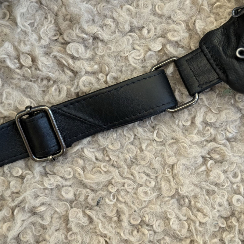 Sort Sarah bumbag af blød lammeskind - Freja skind