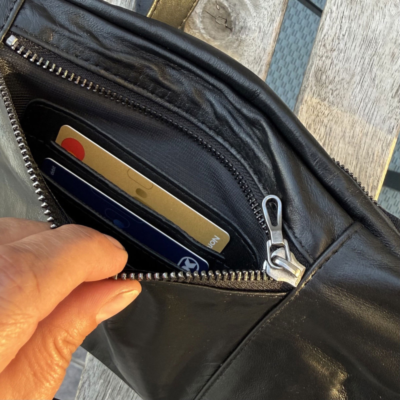 Sort Sarah bumbag af blød lammeskind - Freja skind