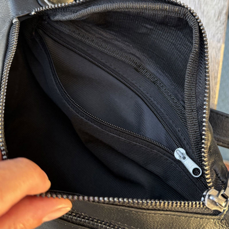 Sort Sarah bumbag af blød lammeskind - Freja skind