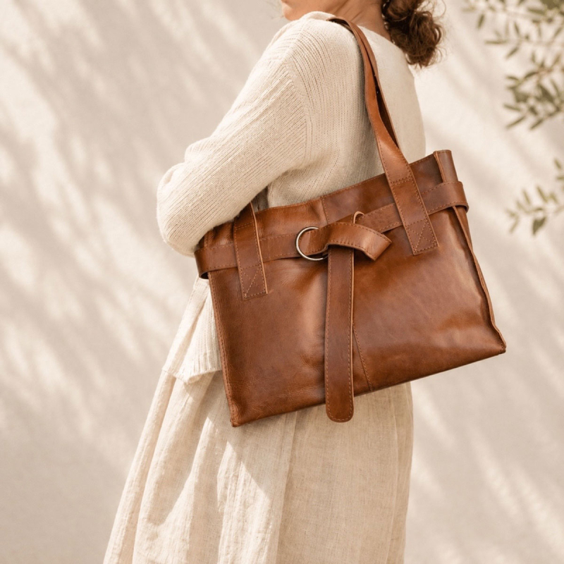 Bianca skuldertaske i patineret cognac bøffellæder - UR 898 - Leather design - Freja skind