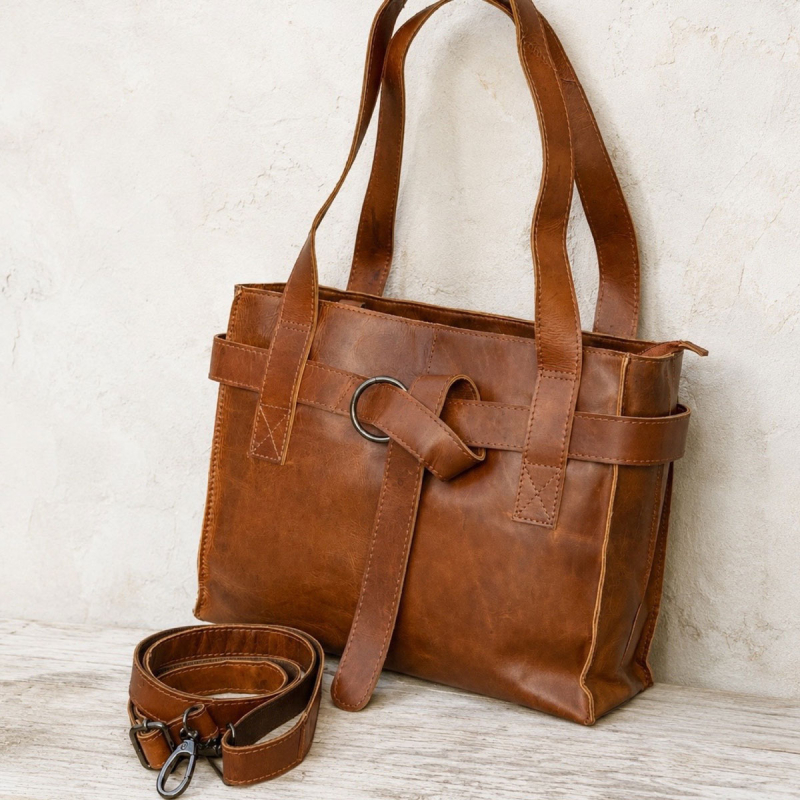 Bianca skuldertaske i patineret cognac bøffellæder - UR 898 - Leather design - Freja skind