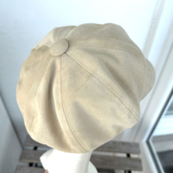 Freja suede dam skinnhatt i mjuk ljus mocka