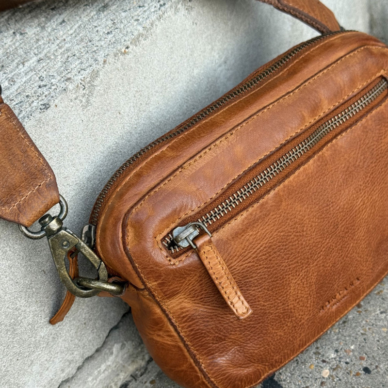 Terry crossbody taske i cognac bøffellæder - Montana - Freja skind