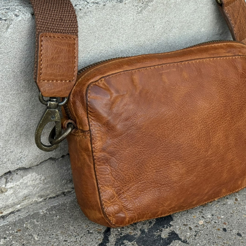 Terry crossbody taske i cognac bøffellæder - Montana - Freja skind
