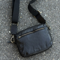Terry crossbody väska i svart buffelläder - Montana - Freja skinn
